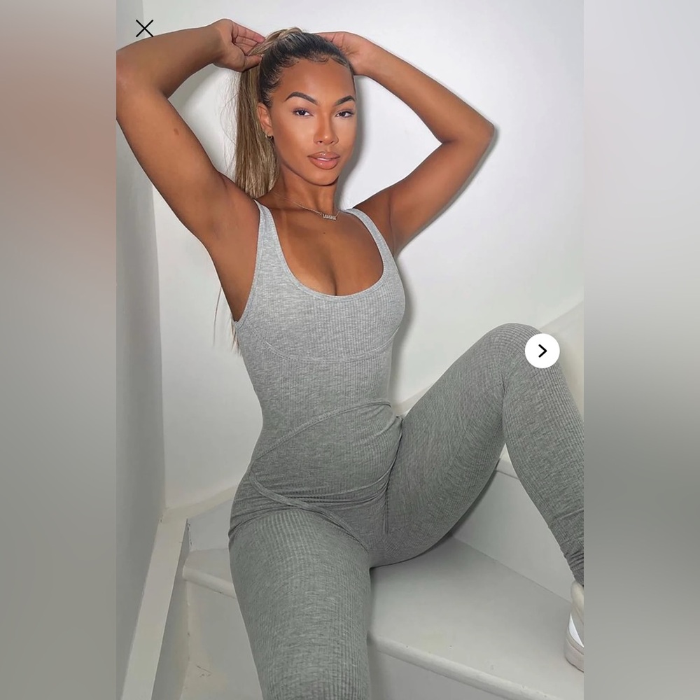 ➡️ Gray Ribbed Sleeveless Jumpsuit – Casual & Chic One-Piece